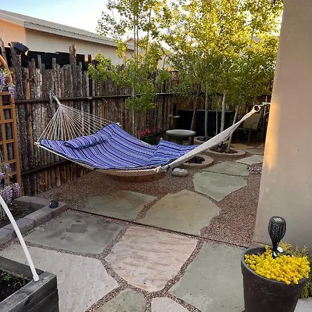 Private Oasis In The With Garden And Hottub Habitación en casa particular *